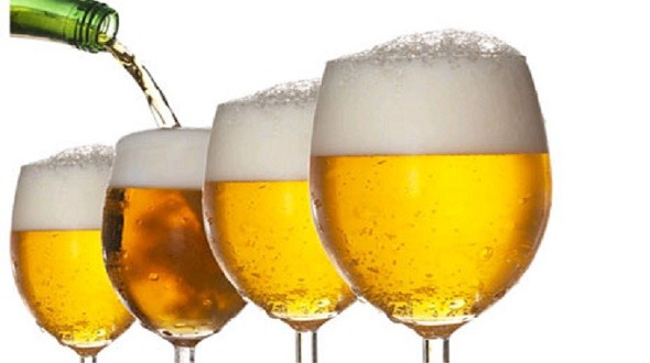 Bia rót ra cốc ngon hơn uống từ lon hay chai